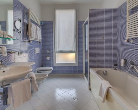 Triple room bath 4 star Plus Hotel Bologna in Venezia Mestre